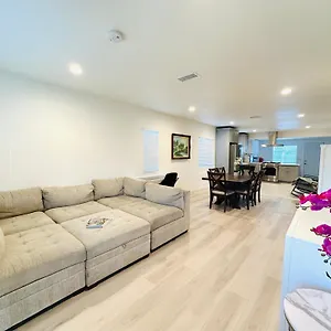 New Spacious House In Near Disneyland-knott In Without Backyard In The Same Lot Of 3 Separate Holiday home Anaheim